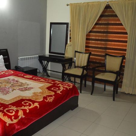 Bed and Breakfast Royal Manor F-10 Исламабад Экстерьер фото
