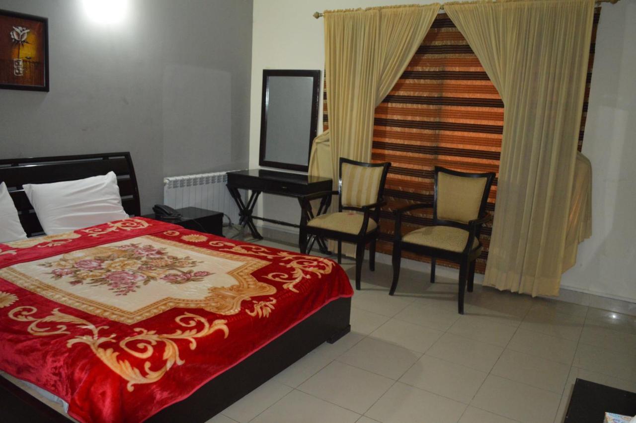 Bed and Breakfast Royal Manor F-10 Исламабад Экстерьер фото