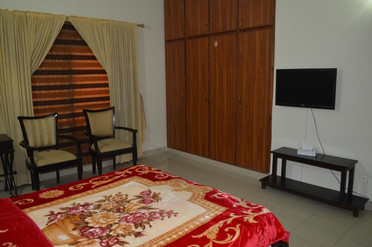 Bed and Breakfast Royal Manor F-10 Исламабад Экстерьер фото