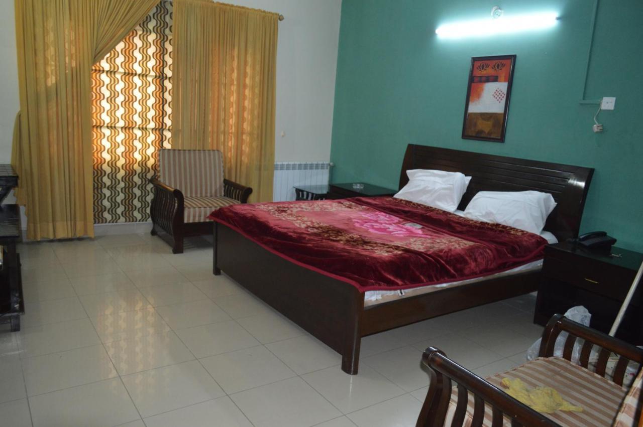 Bed and Breakfast Royal Manor F-10 Исламабад Экстерьер фото